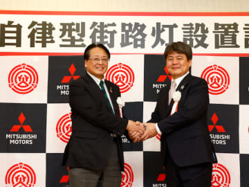 三菱自動車、PHEVの使用済みバッテリーを再利用した自律型街路灯発表　愛知・岡崎に初号機設置