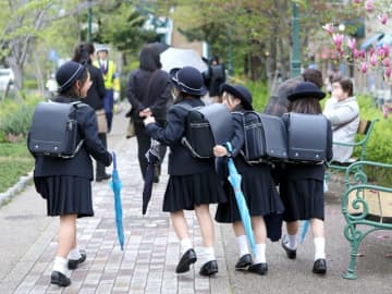 こども１３６６万人で４４年連続して減少