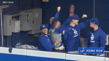 大谷翔平、9号弾でド軍トレーナーが雄叫び！ HR球を直接キャッチ→“何度も”絶叫「俺とっちゃった！」お祭り騒ぎで話題沸騰