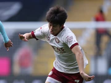 「見ているだけでワクワクする」イングランドで躍動する24歳日本人アタッカーを指揮官が大絶賛！「究極のプロフェッショナルだとわかる」
