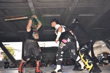 大仁田厚組が電流爆破でワイルド軍＆鬼神連合軍に勝利し、天国の愛弟子ワイルド・セブンさん＆保坂秀樹さんに白星捧ぐ！「ヤミキさん、セブン、保坂さんを忘れないでください」