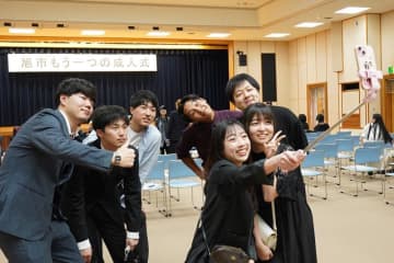 4年4カ月経て「もう一つの成人式」　コロナ禍で開催中止、同級生と再会に笑顔　旭