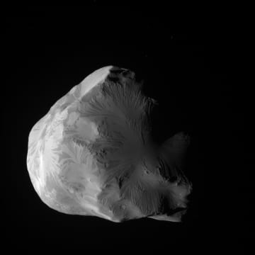 土星の衛星「ヘレネ」の無加工画像　驚きの滑らかさ