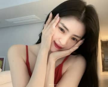 「妖艶すぎて目が離せない」ハン・ソヒ、赤リップ×すっぴん自撮りが話題沸騰「透明感爆発」