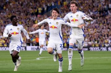 「色々とすごい...」15万人のサポが集結！ リーズ田中碧のチャントを歌う、優勝パレード“圧巻の光景”に反響「サッカーが街に根づいてますね」