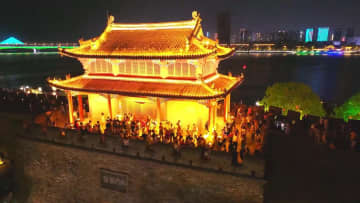 多彩な夜間経済、古城が創る新たなナイトライフ　中国湖北省襄陽市