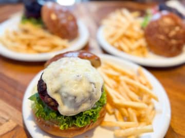 【辻堂】ハンバーガー百名店選出！超粗挽き牛肉100%本格バーガーが食べられる「クッカーズグリル」