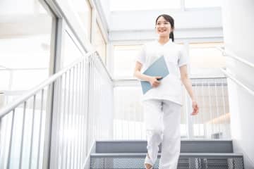 「准看護師」として働いているけど、専門学校に通って「正看護師」を目指したい！年収はどのくらい違うのでしょうか？