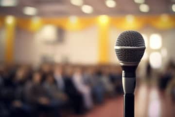 人前で話すのが苦手…緊張で涙目になり声が震える…どうすれば上手に喋れる？ 悩む相談者への共感とアドバイス続々