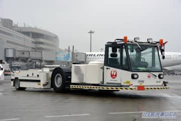 [はたらくくるま] 巨大な旅客機の前輪を抱え込んで引っ張るスゴいヤツ発見! 〈トーバーレストーイングトラクター〉
