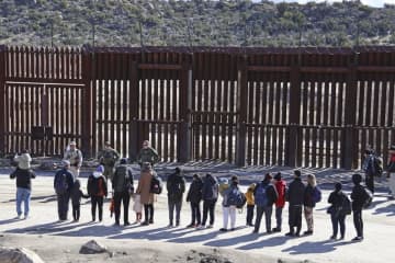 米政権、不法移民に帰国費提供へ　14万円と航空券、自主退去促す