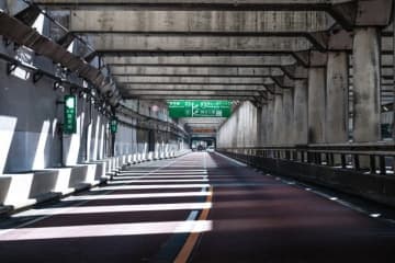 “黄色の実線と白の破線”がある車線境界線の意味は？“車線変更”にまつわる「道路交通法」をチェック