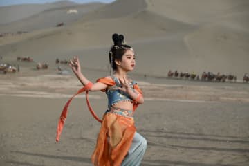 中国甘粛省の鳴沙山・月牙泉風景区、メーデー連休でにぎわう
