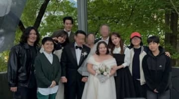 「私たちのブルース」出演者が集結！ダウン症の芸術家チョン・ウネの結婚を祝福…豪華な記念ショット