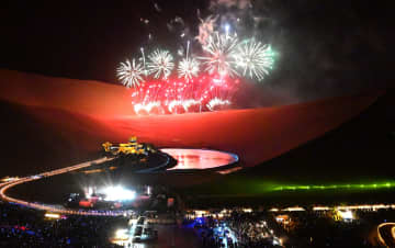 メーデー連休を盛り上げるナイトイベント　中国・敦煌市