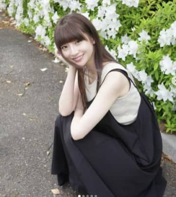 「細っ、、本当に妊婦！？」第1子妊娠中の26歳元アイドルがへそ出しコーデで圧巻スタイル披露「スタイル変わらず綺麗」