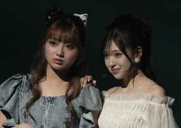 希空、ミニスカート＆セクシーな網タイツで登場！クールコーデで堂々ランウェイ、 MINAMIとの“W投げキッス”に大歓声