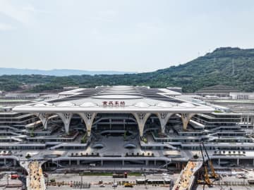 中国重慶東駅駅舎・付属総合交通ターミナルの建設工事追い込み