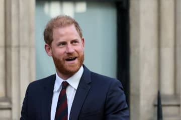 戦勝記念日式典でチャールズ国王がバルコニーに登場　「ヘンリー王子の行為は許しがたい」と専門家が指摘