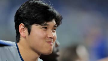 「大谷さんに見つかっちゃいましたね」大谷翔平が9号キャッチのスタッフをいじる　周りの仲間からの大歓声の祝福にほえる