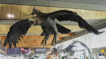 １２年間飾られた巨大な彫像にお別れ、映画「ホビット」がテーマ　ＮＺ空港