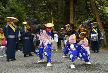 「ささら」優雅に　五穀豊穣願い奉納舞披露　北茨城・花園神社