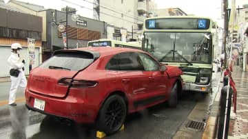 京都市営バスに飲酒運転のポルシェが突っ込む…バスの女性乗客が軽いけが　24歳男を道交法違反などの現行犯で逮捕