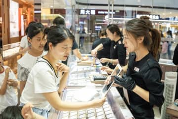 中国で金製アクセサリー価格が高値から下落