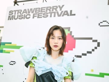 のん、まるで妖精！？美脚際立つ幻想的なフェス衣装に歓喜の声