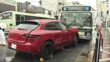 ポルシェと京都市バスが正面衝突　バスの乗客1人がケガ　ポルシェの運転手の男からアルコール検知　過失運転致傷などの現行犯で逮捕