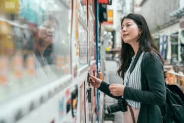 自動販売機のボタンを2つ同時に押すとどうなる？『左側の商品が出る』ってホント！？