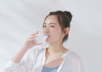 【眼科医が警告】「水の一気飲み」で視力が落ちる？失明に繋がる悪習慣に注意