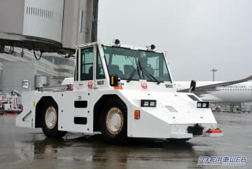 [はたらくくるま] 熟練の運転ワザで巨大な旅客機の向きも自由自在〈トーイングトラクター〉