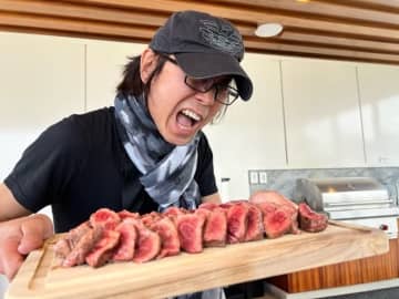 薬丸裕英、つんく♂の自宅に招かれBBQを満喫「ハワイの友人達も一緒に」