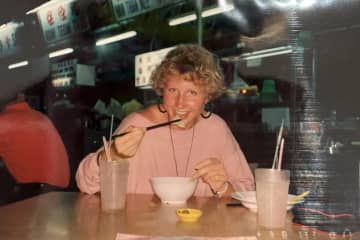 ３０年前に撮影された母の旅行写真、娘がフィルムカメラで再現