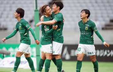 “総緑戦”で勝ち切った東京Vが横浜FC撃破！　古巣初対戦の齋藤功佑のお膳立てから染野先制点に、熊取谷一星がプロ初ゴール【明治安田J1リーグ第15節】