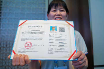 中国初の長期介護士資格取得　江蘇省南通市で81人