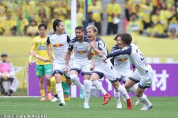 “国立決戦”は大宮に軍配！　千葉が2敗目、3連勝の仙台と「4」差に…長崎は逆転で8戦ぶり白星／J2第14節