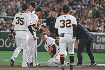 【巨人】岡本和真　初回の交錯プレーで負傷交代　左腕が逆方向にグニャリ…数分間もん絶