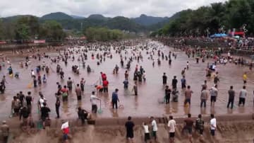 「神魚祭り」イベントで数万人が魚捕り　中国雲南省