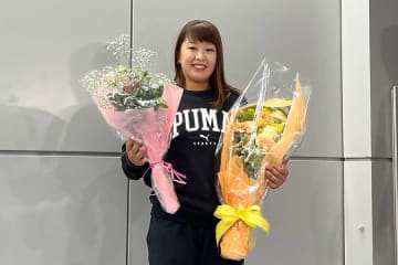 女子ゴルフ海外メジャー制した西郷真央が帰国　池ダイブ回顧「臭いがすごい」　記念のバスローブも持ち帰り