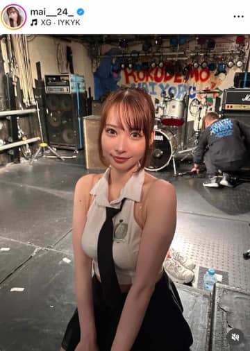 「日本一美しいドラマー」大野真依、チェック柄の超ミニ＆ノースリーブワンピ姿　「超カワイイ」メロメロに
