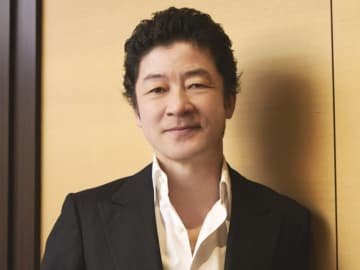 浅野忠信、映画界の“大人気スター”と決めポーズに反響「神コラボ」「笑顔がかわいい」