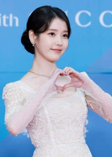 「すでに大賞」…IU（アイユー）、ドラマ「おつかれさま」での存在がトロフィーだった