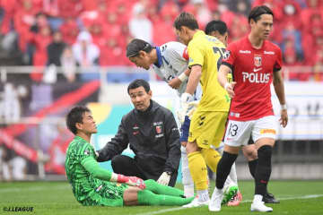 開始直後に浦和GK西川が負傷　駆け寄ったG大阪GK一森純、理由は「2年前にここでけがした時…」