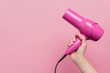お風呂上がりにドライヤーしないとどうなる？濡れた髪を放置するリスクとは