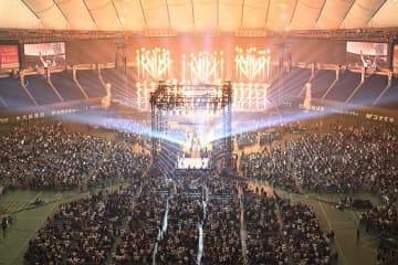 RIZIN会場に“10頭身”美女モデル　現地観戦に「可愛すぎです！」「顔小さくて脚長くて歯が綺麗」