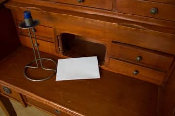 引っ越し先の棚から”不気味なメモ”が……。書かれていた「謎の暗号」にネット考察