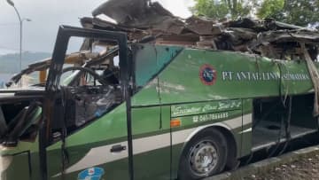 インドネシア・スマトラ島で長距離バス横転　下り坂で制御失い子ども2人含む12人死亡
