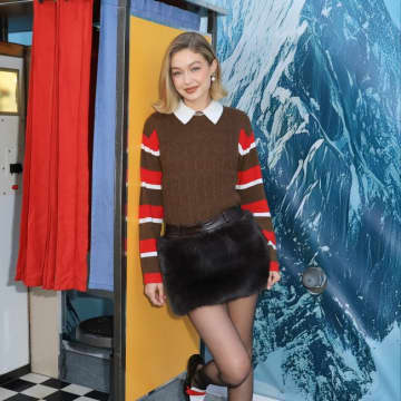ジジ・ハディッド、ブラッドリー・クーパーとのキス写真をインスタグラムに投稿